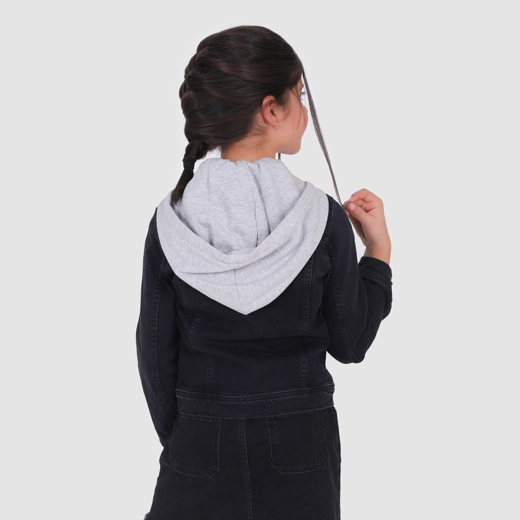 Fille avec capuche sale